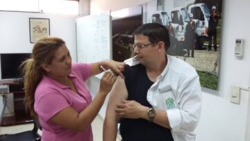 Doctora vacunando a un paciente