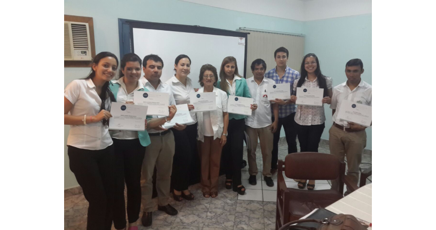 Estudiantes sosteniendo sus diplomas